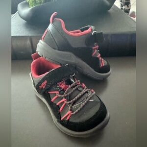 Oshkosh Bigosh toddler shoes 5 new!
